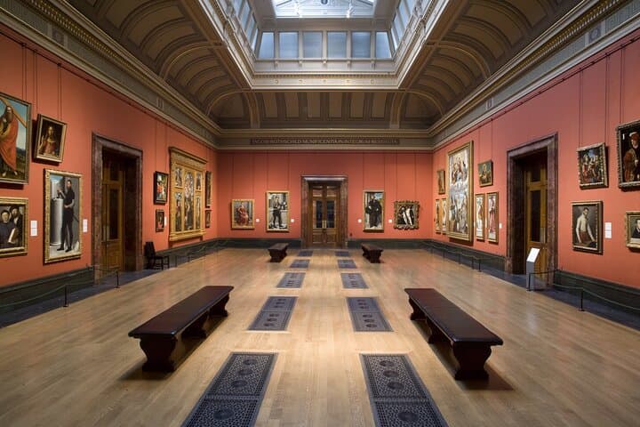 Private Paris Tour: Louvre, Museum of Illusions and Seine Cruise