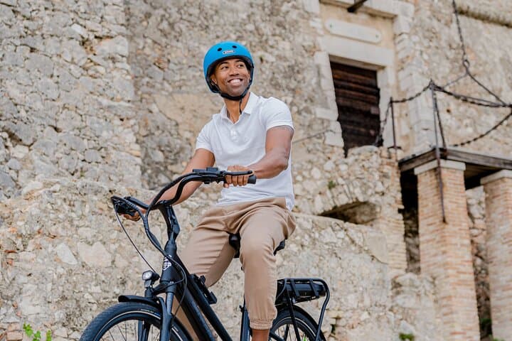 Day trip: Nice to Antibes along the sea by electric bike
