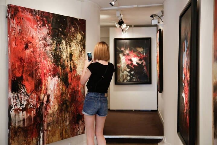 Art Galleries Private Guided Tour in Paris with an Art Expert