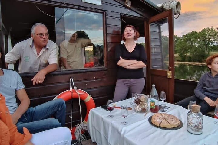 Gourmet Boat Trip at Sunset near Amboise 37