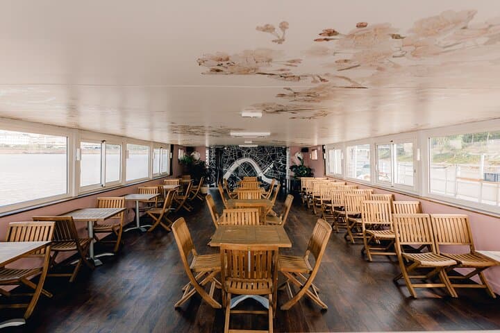 Heated or air-conditioned bar/lounge