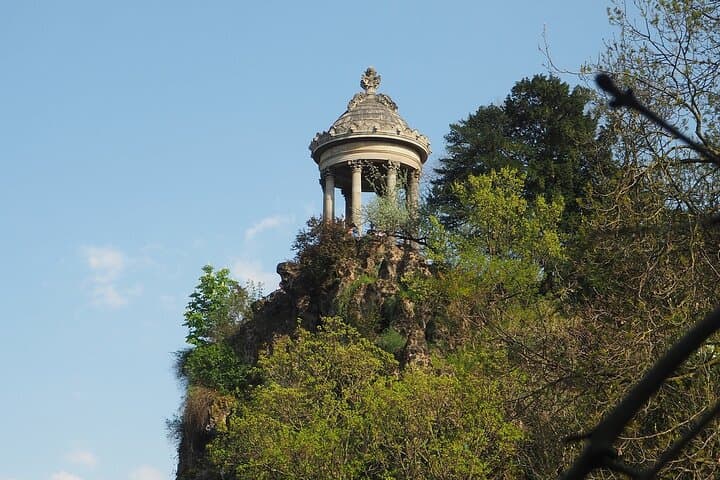 Guided tour of Buttes Chaumont and its surroundings
