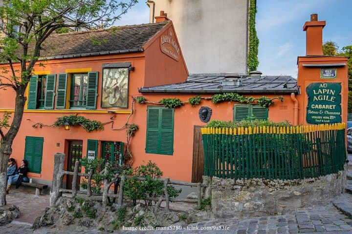 Explore Bohemian Montmartre: Private Half-Day Walking Tour