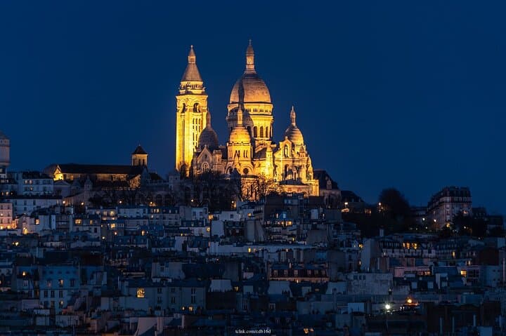 Montmartre at Night: Private Evening Walking Tour