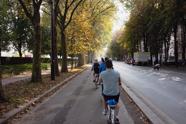 Cycle along the river Seine.