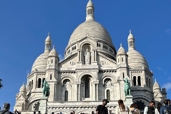 3 Hours Private Walking Tour of Montmartre and Paris