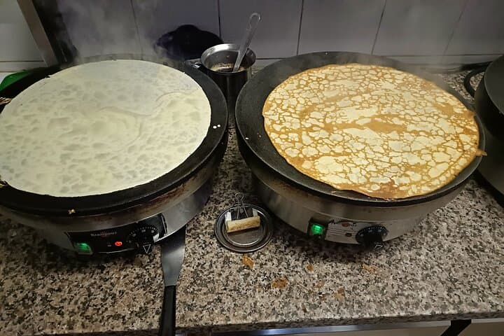 Private Galette & Crêpe Cooking Class + Host table diner