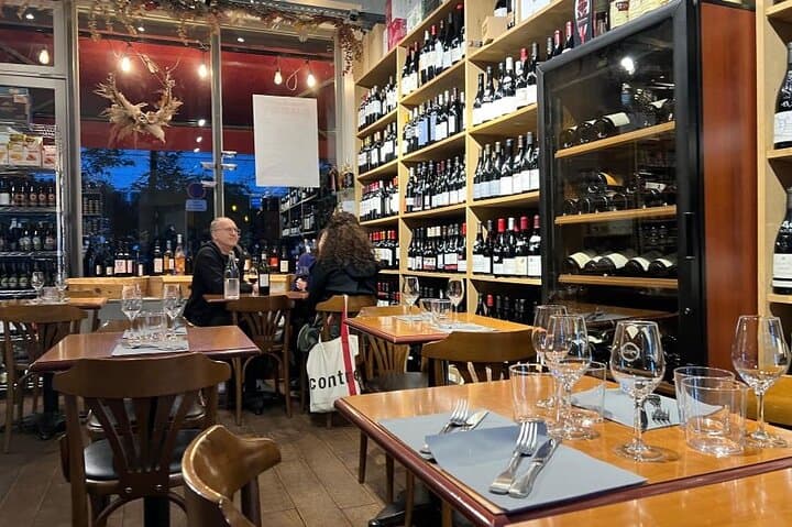 Paris : Montmartre Walking tour with Food & Drinks