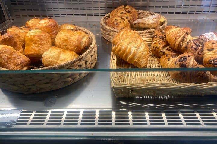 More viennoiseries ; 
Pain au chocolat, chausson aux pommes , croissants au chocolat , chausson amande, pain au raisin ..