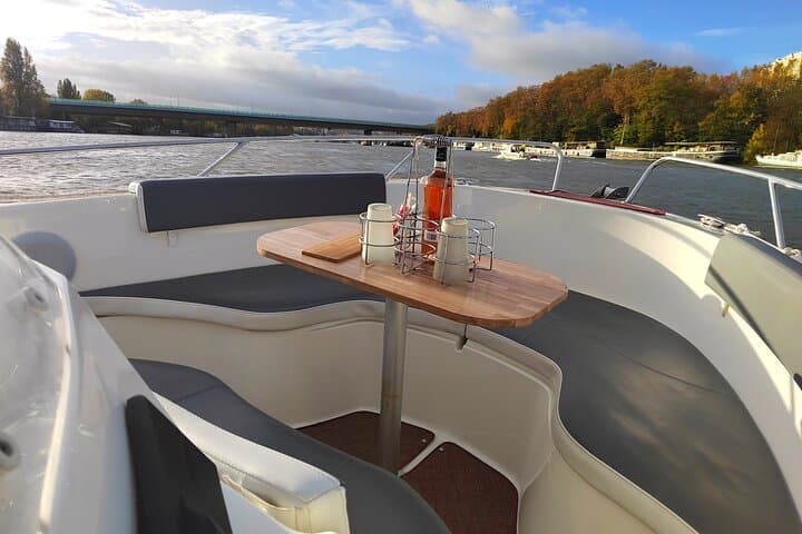 Your Private boat Captain Guide Explore Historical Paris