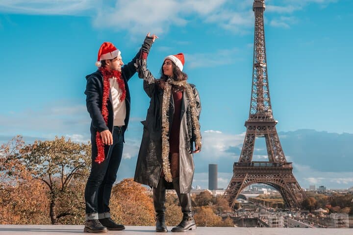 Paris: Private Christmas Photoshoot with Props