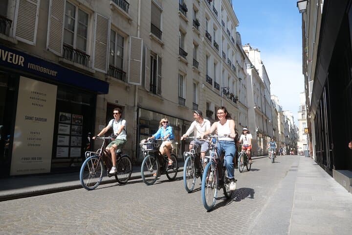 En route to the canal through the streets of the trail