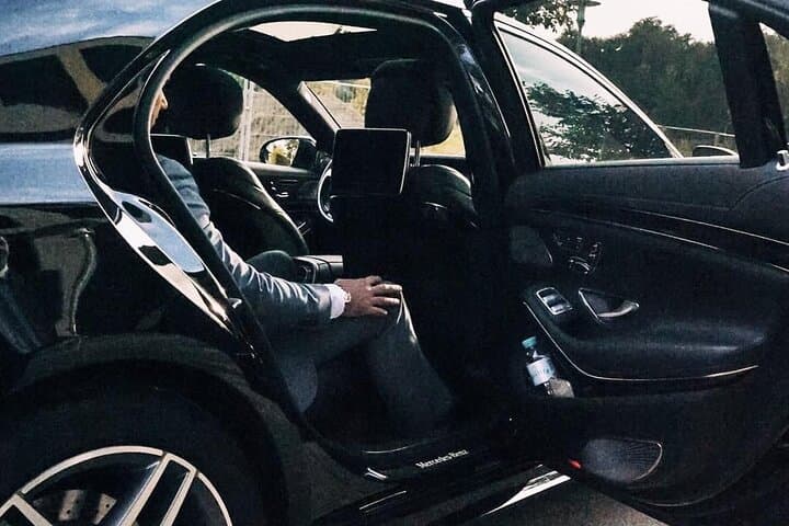 Arrival Transfer: Lyon Airport LYS to Lyon City in Business Car