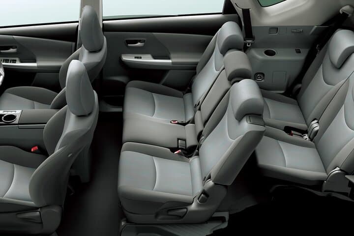 Spacious interior – Ideal for families, groups and comfortable trips to stations & airports.
