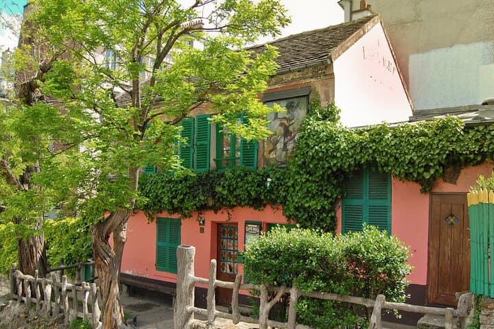 Private Scavenger Hunt in Montmartre