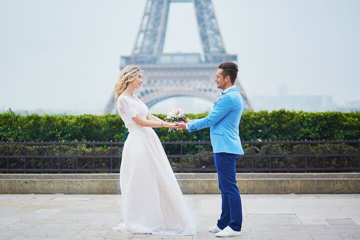Private Romantic Photoshoot in Paris with Bouquet of Flowers