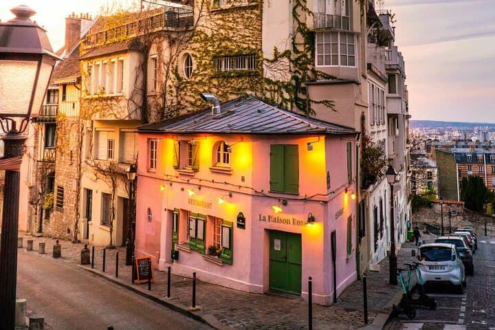 Private Montmartre Walking Tour with a Certified Local Expert
