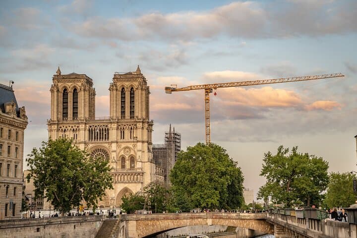 Paris Guided Tour with Access to Notre Dame or Sainte-Chapelle