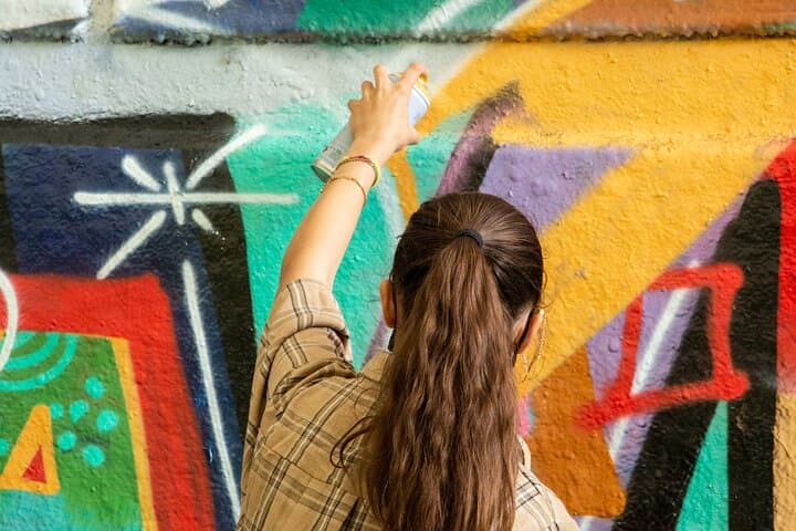 Step 5 : It's up to you to create your own graffiti with the help of our artists.