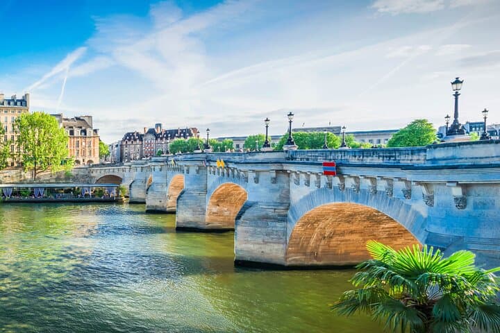 Paris: 3 hours Tour with an APP
