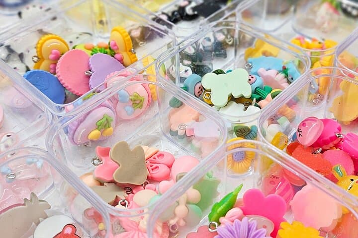 Manufacturing of Personalized Phone Clips or Bags in Paris