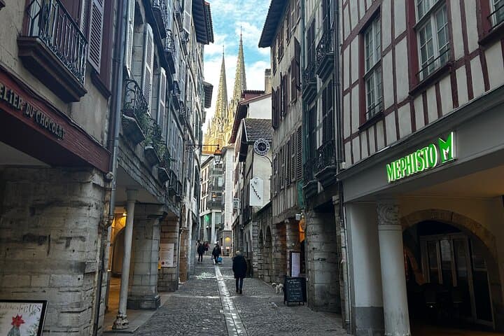 Biarritz: Visit Bayonne & Espelette Private Tour