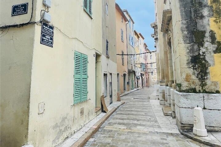 Saint-Tropez Self-Guided City Walking Tour & Scavenger Hunt