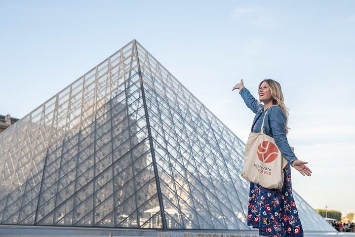 Marie in front of the Pyramide of the Louvre, before a private tour ©My Private Paris