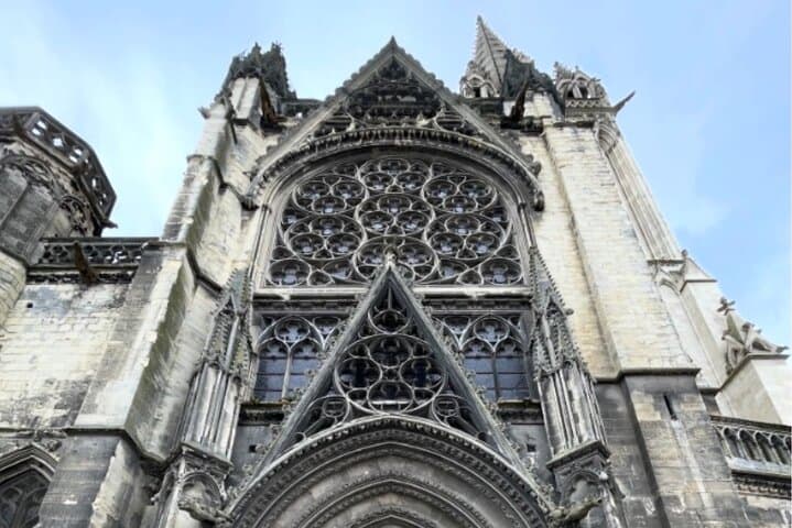 Caen Self-Guided City Walking Tour & Scavenger Hunt