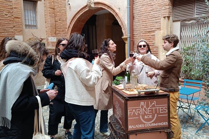 Moment of sharing in the courtyard of a Toulouse mansion.