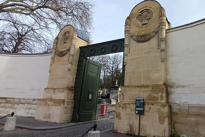 Who Killed Victor ? Inquiry at the Père Lachaise Cemetery