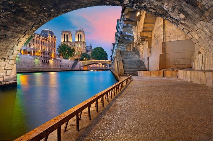 Transfer Paris Trainstation to Paris Hotel, fluent English driver