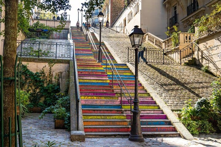 PARIS: Moulin Rouge and Montmartre walking tour SEMI-PRIVATE