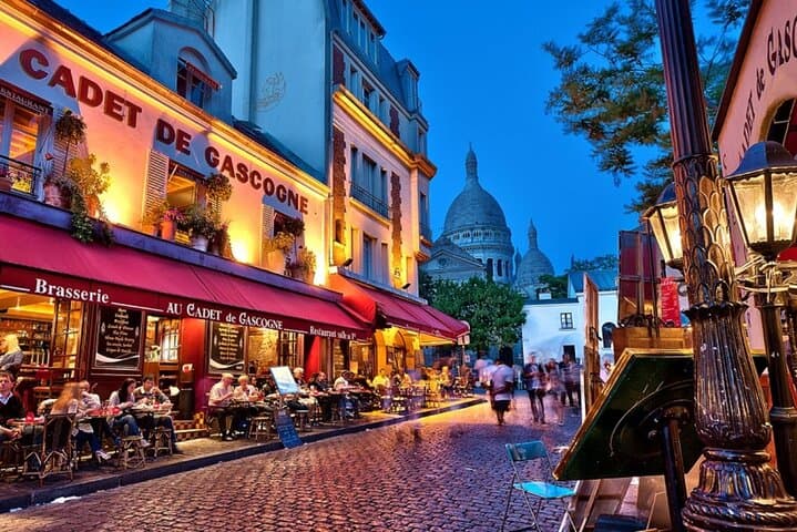 PARIS: Moulin Rouge and Montmartre walking tour SEMI-PRIVATE