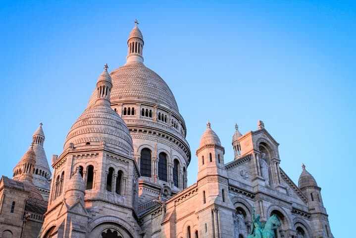 PARIS: Moulin Rouge and Montmartre walking tour SEMI-PRIVATE