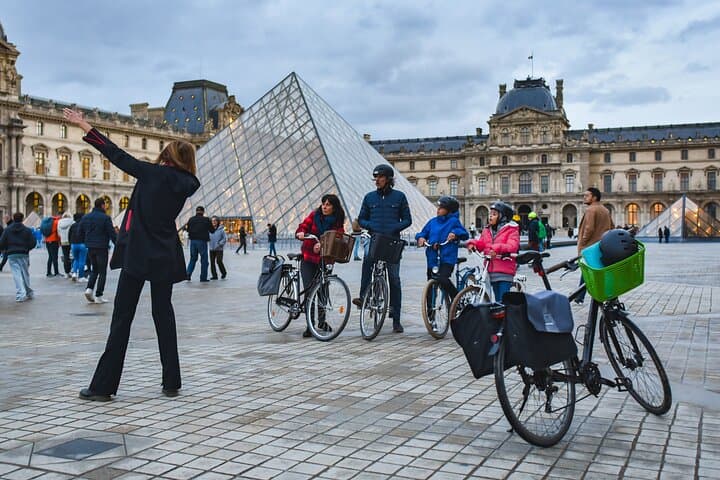 Paris Small Group Guided Bike Tour of Must-See Sights