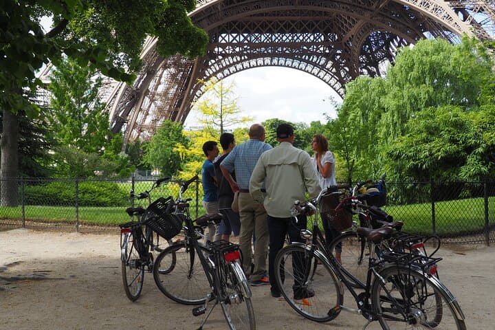 Paris Small Group Guided Bike Tour of Must-See Sights