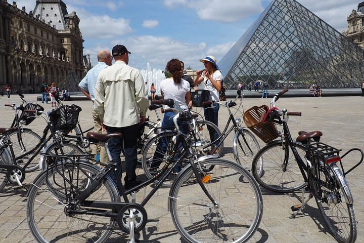 Paris Small Group Guided Bike Tour of Must-See Sights