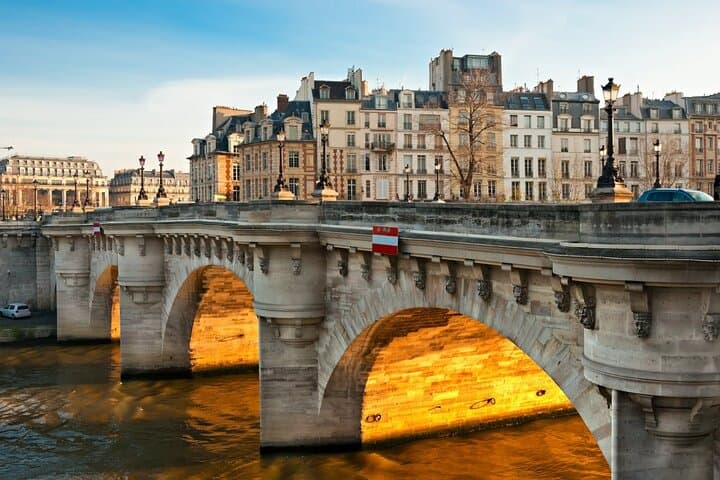Central Paris Highlights Walking Tour - Le Pont Neuf