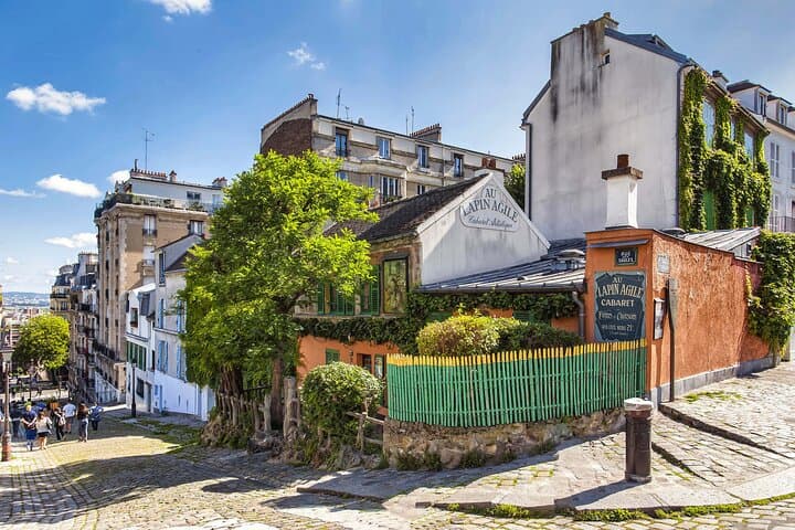 Montmartre Paris Walking Tour with Audioguide on Your Smartphone