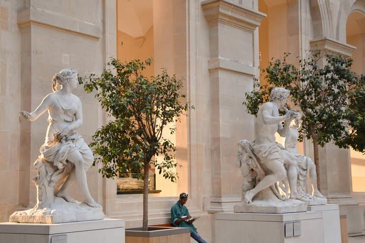 Louvre Art and Mysteries: Guided Experience for 6-people Max