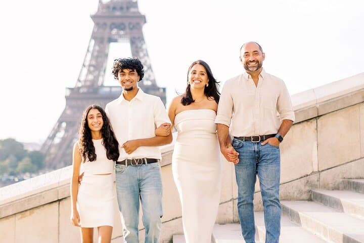 1 Hour Private Photo Session experience with the Eiffel Tower
