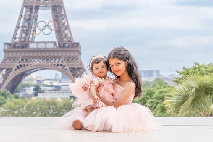1 Hour Private Photo Session experience with the Eiffel Tower
