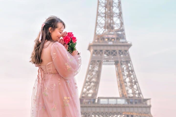1 Hour Private Photo Session experience with the Eiffel Tower