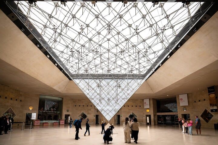 Louvre Museum Private Guided Tour with Access