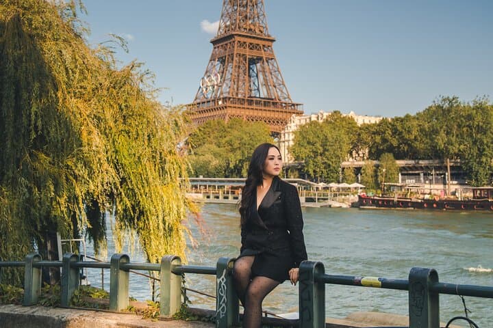 Paris : Professional Private Photoshoot with the Eiffel Tower