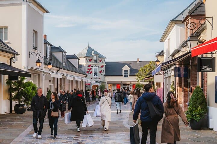 La Vallée Village shopping tour with personal photographer 5 hrs