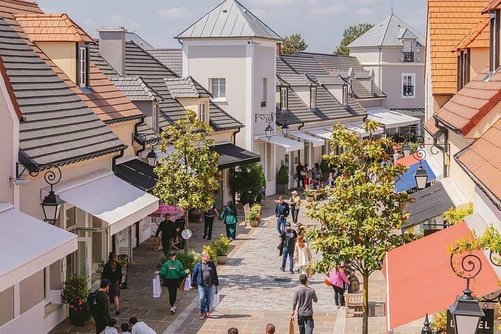 La Vallée Village shopping tour with personal photographer 5 hrs