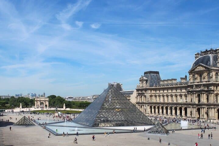 Private Vintage Car Tour with "Montmartre" area in Paris and Pick up drop