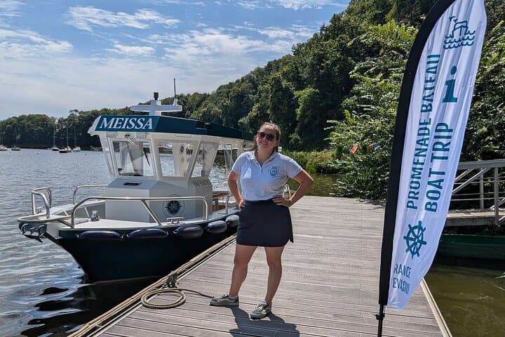 Lola is waiting for you at the pontoon with Meissa - From the parking lot, 5min from the market, take the towpath to reach us!